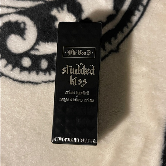 Kat Von D Gold Blooded Studded Kiss Creme lipstick - Picture 4 of 6